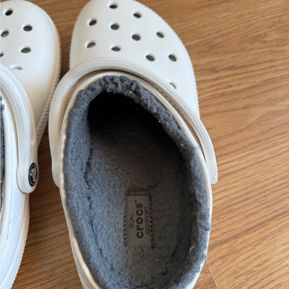White Fuzzy-Lined Crocs | Men’s 6 / Women’s 8 | Classic Clog with Warm Lining - Picture 8 of 13